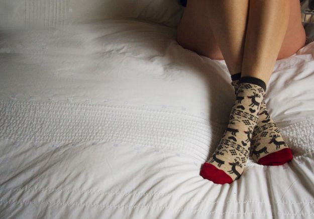 Βελτιώστε την ερωτική σας ζωή φορώντας κάλτσες στο κρεβάτι