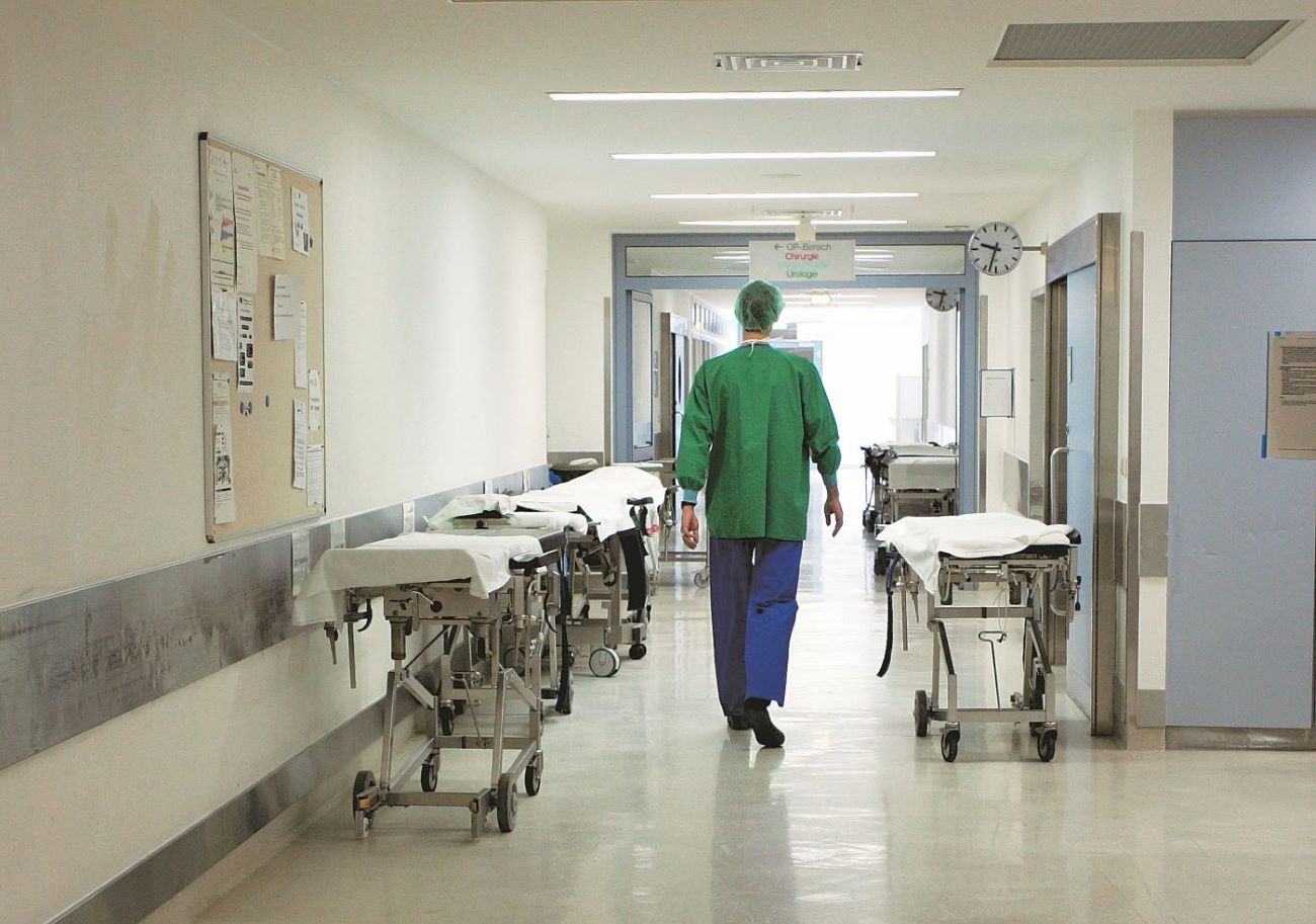 Φουντώνει η αντιπαράθεση για την ‘καρατόμηση’ 10 διοικητών νοσοκομείων