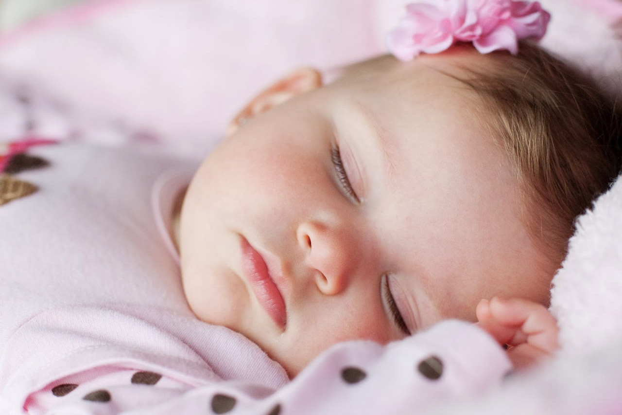 Έρευνα εξηγεί γιατί τα μωρά πρέπει να κοιμούνται στο δικό τους δωμάτιο