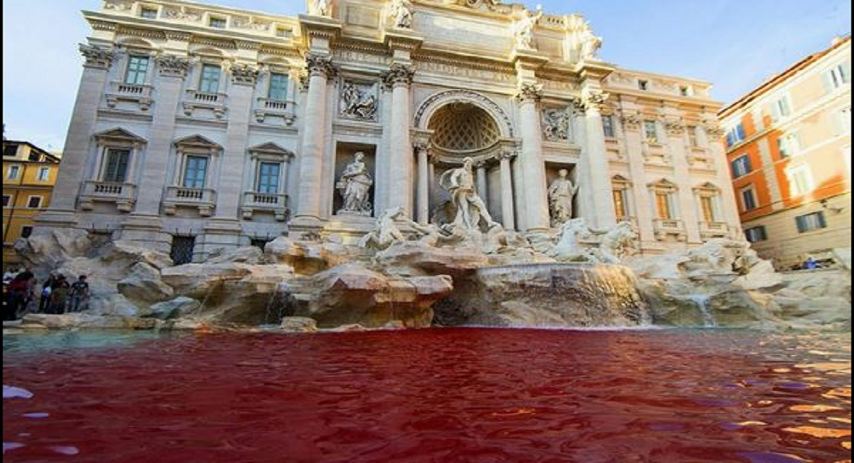 Γιατί “μάτωσε” ξαφνικά η Fontana di Trevi ; (βίντεο)