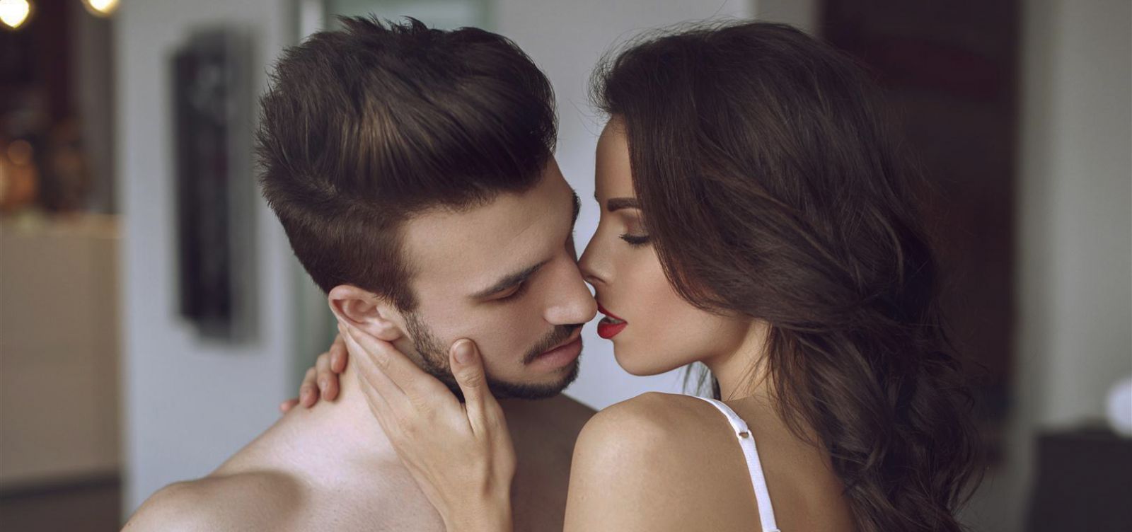 Γιατί όταν φιλάτε κάποιον γέρνετε προς τα δεξιά; Η επιστημονική εξήγηση
