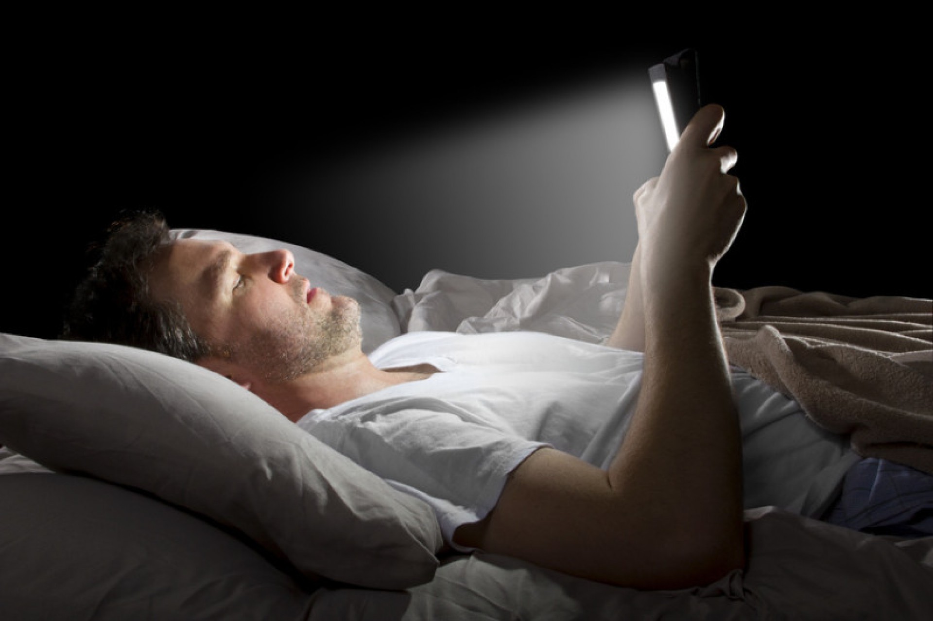 Πως τα κινητά αποσυντονίζουν τον ύπνο μας