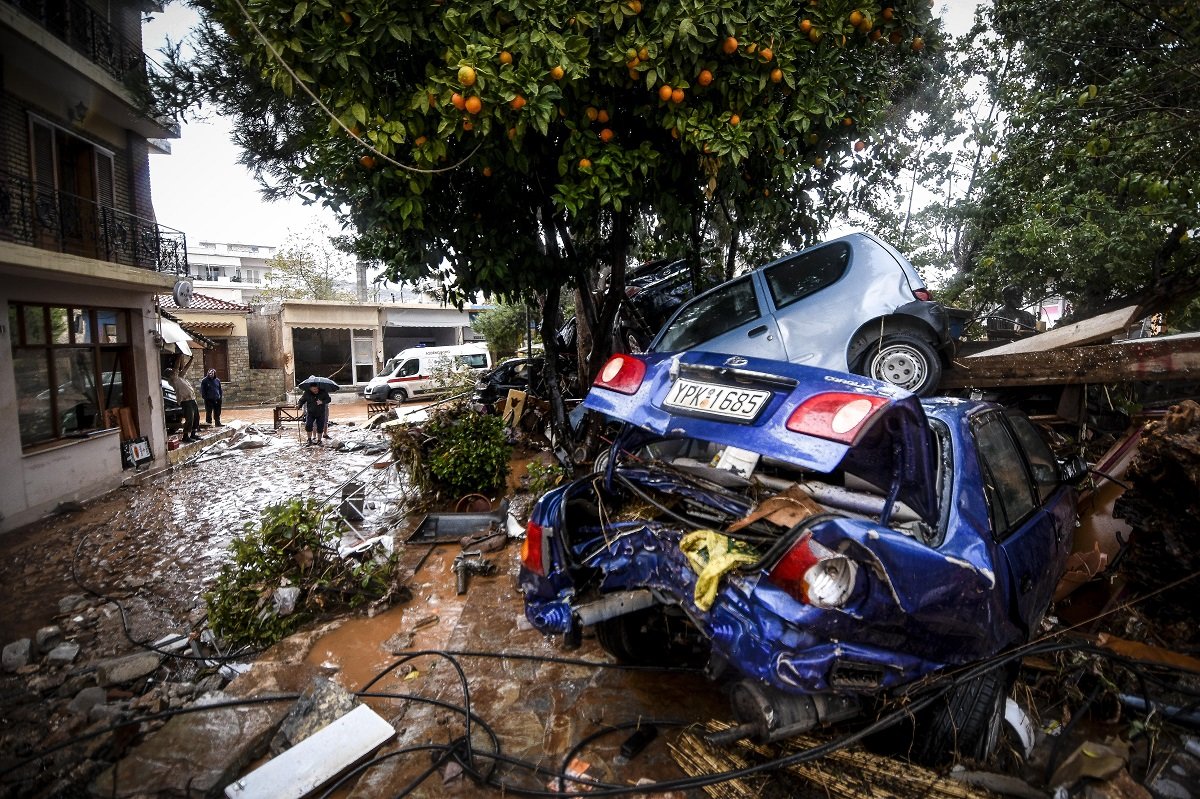 ΤΡΑΓΩΔΙΑ ΔΙΧΩΣ ΤΕΛΟΣ – Στους 19 οι νεκροί από τις πλημμύρες στη Μάνδρα – Δύο σοροί βρέθηκαν στη θάλασσα (βίντεο)