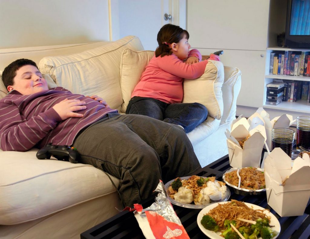Οι “κολλημένοι” έφηβοι με την τηλεόραση καταναλώνουν υπερβολικά ανθυγιεινό φαγητό