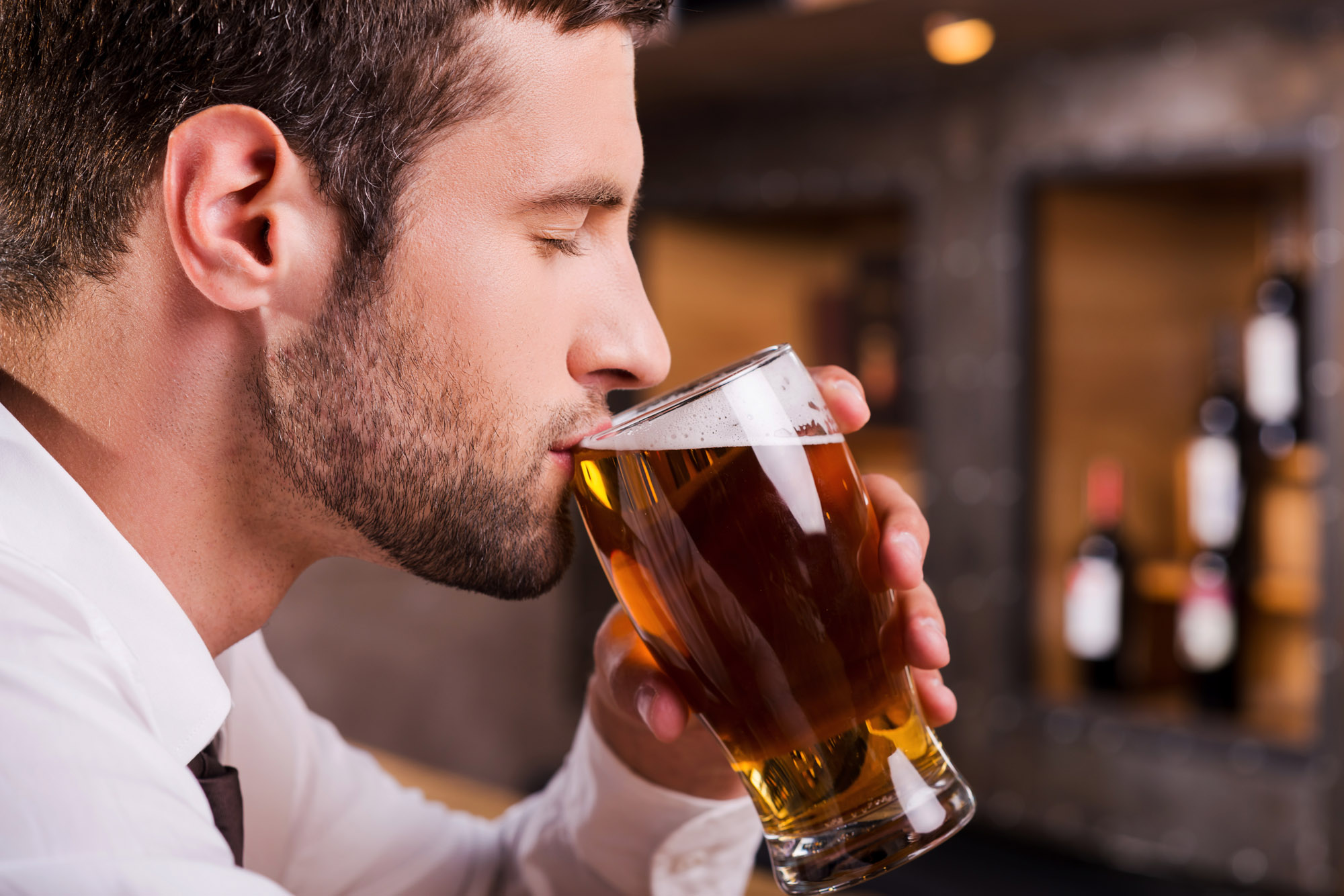 Γιατί το αλκοόλ μας προκαλεί δίψα;