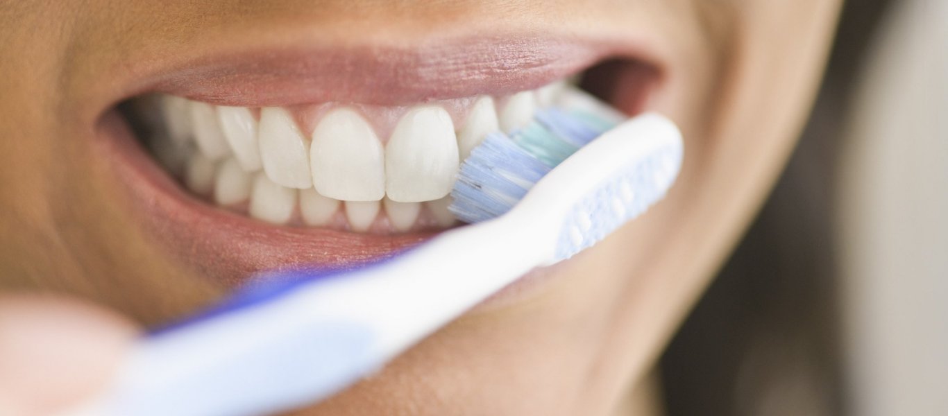 Πώς να καθαρίσετε σωστά τα δόντια σας (βίντεο)