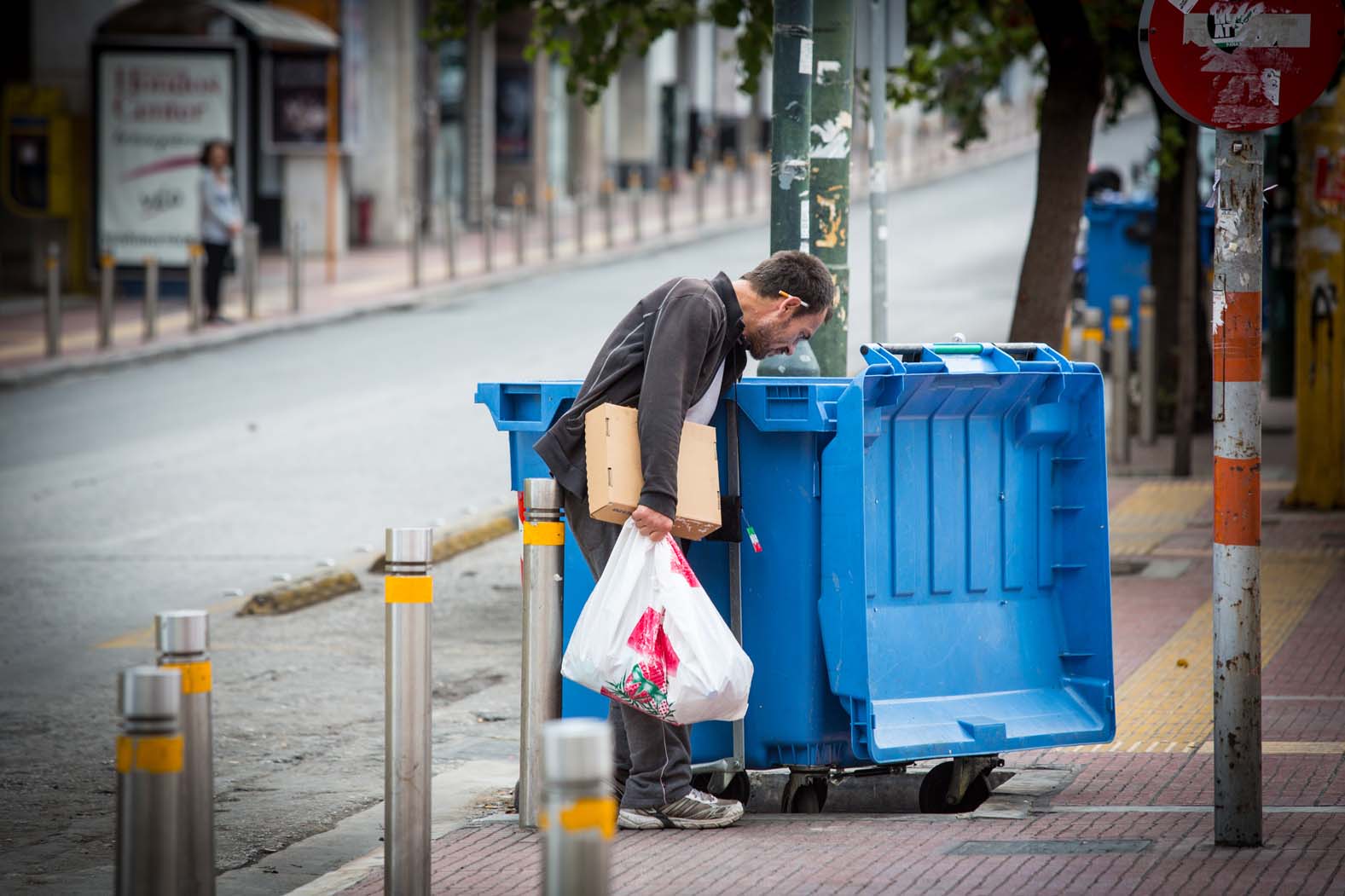 Δραματικά στοιχεία! 1 στους 5 Έλληνες αδυνατούν να καλύψουν τις βασικές τους ανάγκες