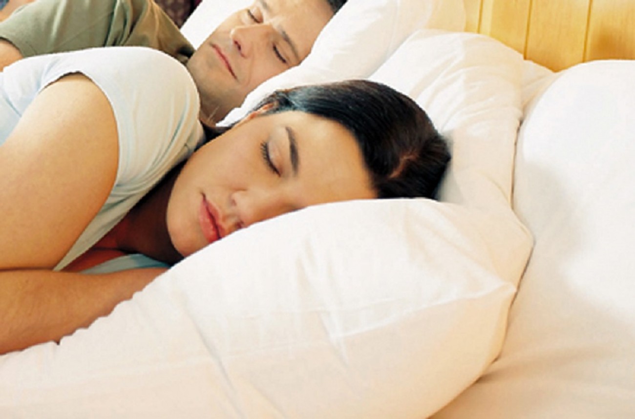 Γιατί οι ειδικοί συστήνουν την αριστερά πλευρά στον ύπνο