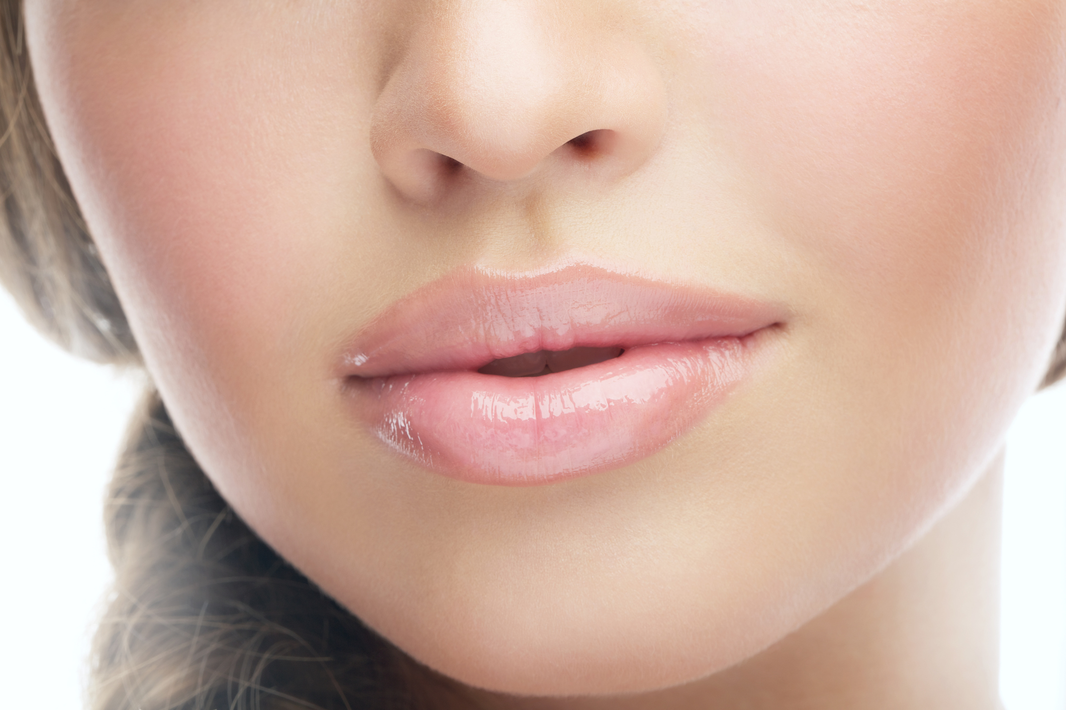 Πέντε βήματα για να ενυδατώσετε σωστά τα χείλη σας