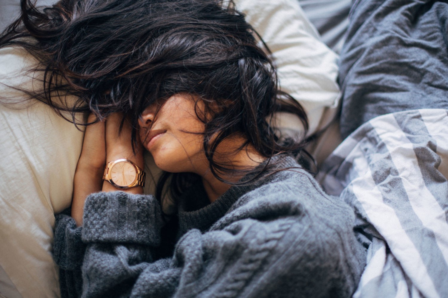 Οι κίνδυνοι του ύπνου με βρεγμένα μαλλιά