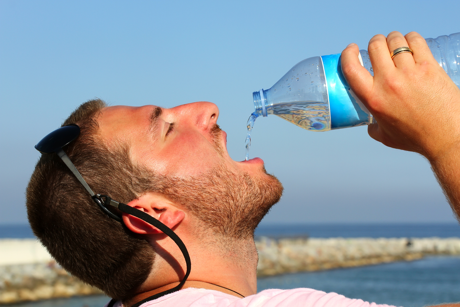 Οκτώ αιτίες που σας κάνουν να διψάτε συνέχεια
