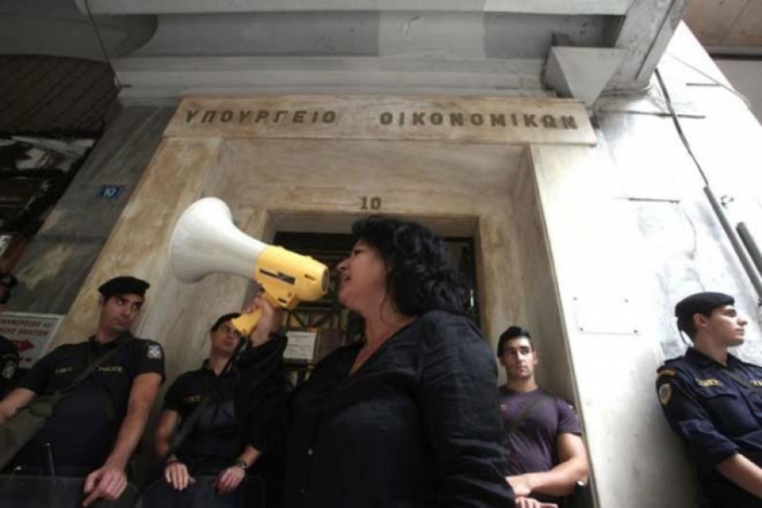 Κατάληψη ΠΟΕΔΗΝ στο υπουργείο Οικονομικών με συνθήματα κατά Τσίπρα