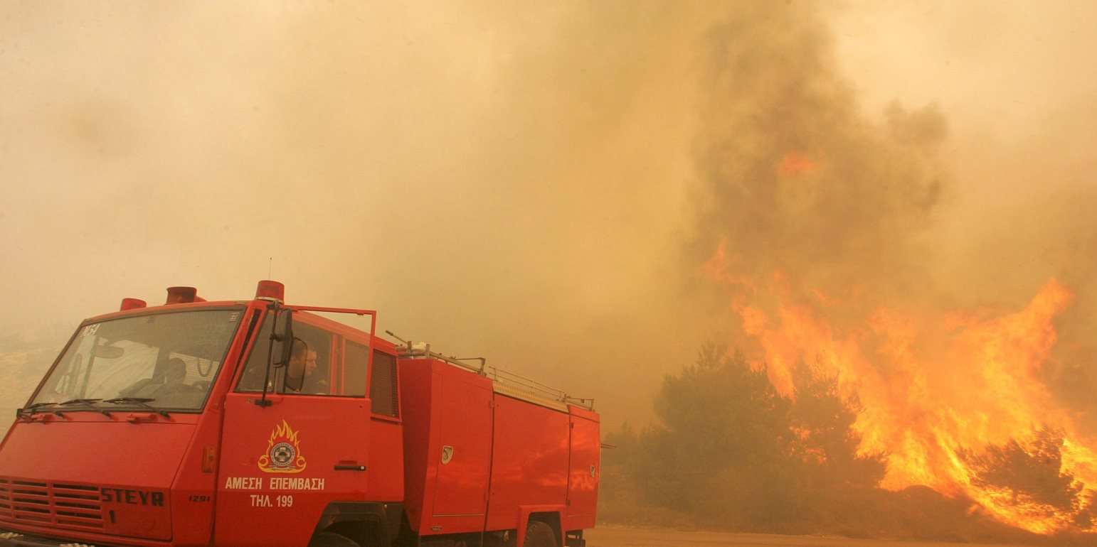 Εκτός ελέγχου η φωτιά στην Πεντέλη – Εκκενώνεται ο Νέος Βουτζάς – Κάηκαν σπίτια και αυτοκίνητα στο Μάτι