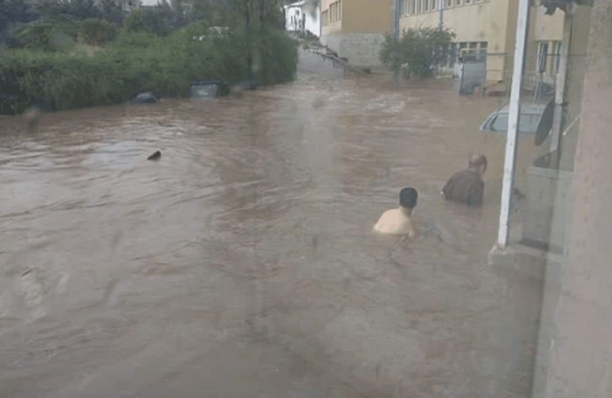 Ποτάμι οι δρόμοι έξω από το νοσοκομείο Σωτηρία – 220 κλήσεις δέχθηκε η Πυροσβεστική!