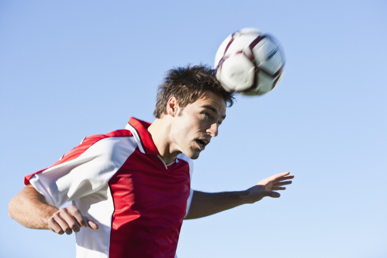 Επικίνδυνες οι κεφαλιές στο ποδόσφαιρο για τις γυναίκες