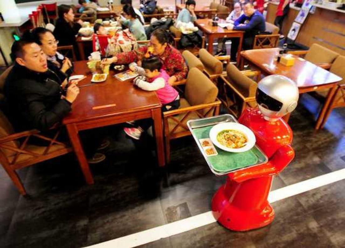 Τα ρομπότ αντικαθιστούν σερβιτόρους στην Κίνα – Τι έρχεται