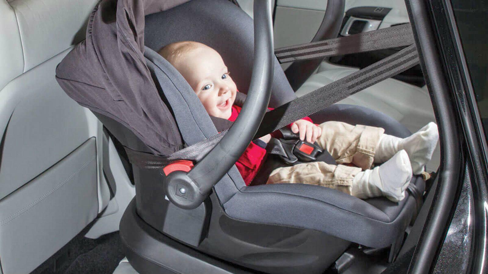 Как закрепить люльку. Люлька для малыша в машину. Детское кресло для новорожденных в машину. Люлька для новорожденных в машину. Кресло люлька для новорожденных в машину.