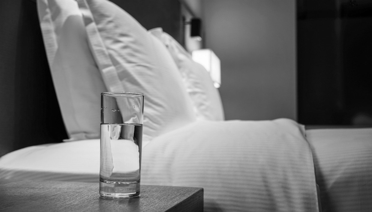 Ποια επικινδυνότητα κρύβει το ποτήρι με νερό στο κομοδίνο