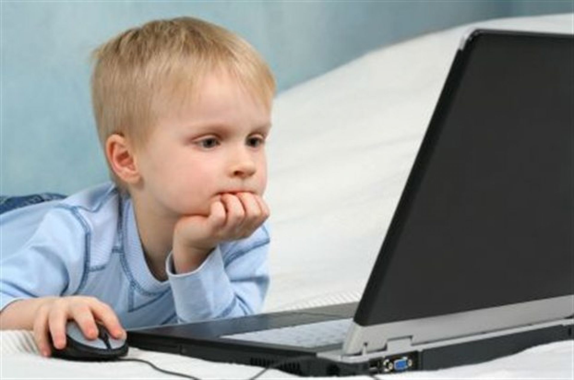 Ποιοι κίνδυνοι καραδοκούν στο διαδίκτυο για τα παιδιά