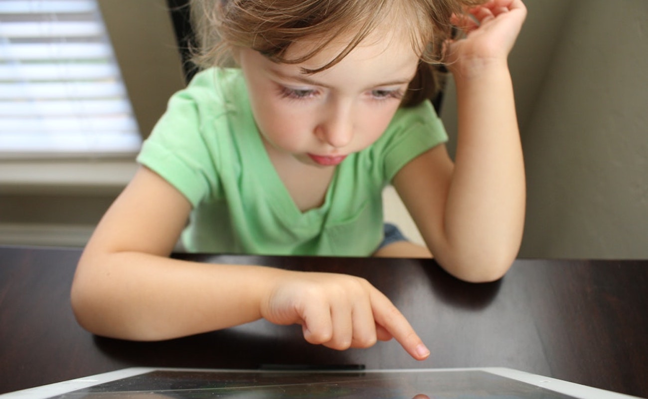 Πότε οι έξυπνες συσκευές επηρεάζουν τον εγκέφαλο των παιδιών