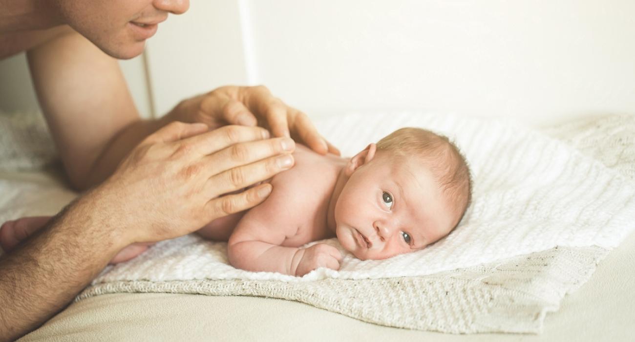 Θεραπευτικό το χάδι στα μωρά – γιατί;