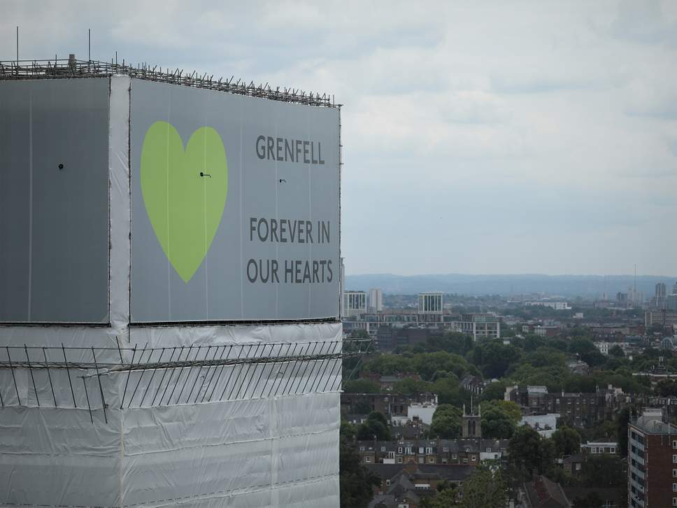 Άστεγες 100 οικογένειες στη Βρετανία 18 μήνες μετά τη φωτιά στο  Grenfell Tower