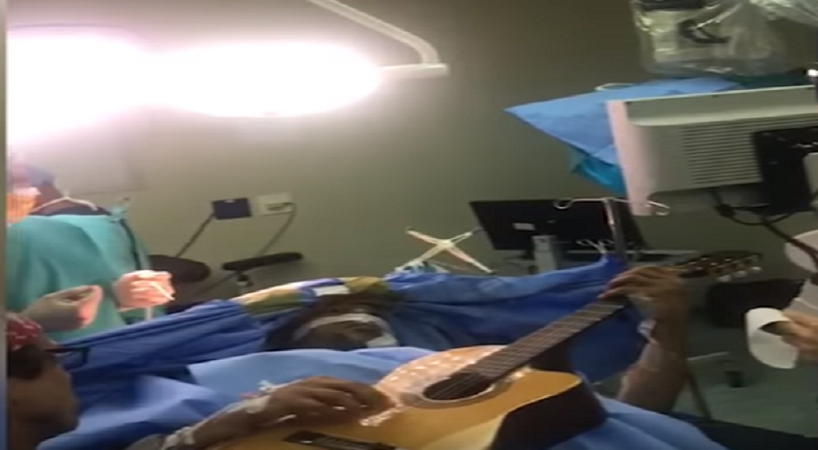 Συγκινητικό! Μουσικός παίζει κιθάρα ενώ του αφαιρούν όγκο (βίντεο)