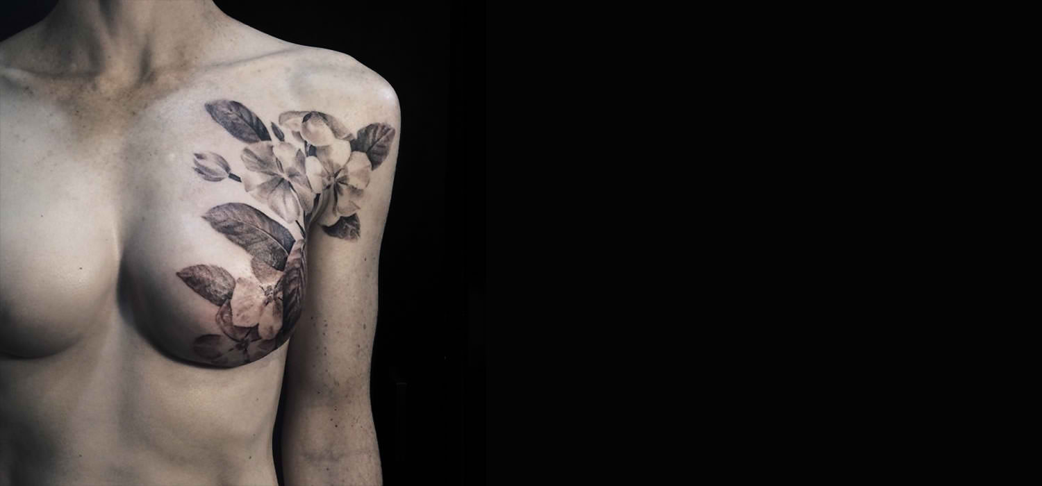 Καλλιτέχνης κάνει δωρεάν τατουάζ σε γυναίκες με μαστεκτομή