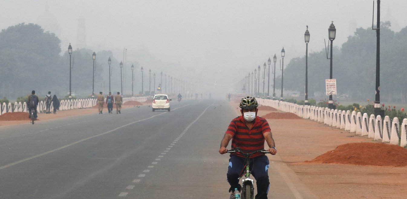 Το Νέο Δελχί έκλεισε τα σχολεία και μοιράζει μάσκες λόγω ρύπανσης