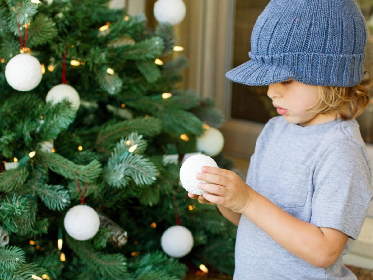 Πώς θα ντύσετε το παιδί σας ζεστά και γιορτινά