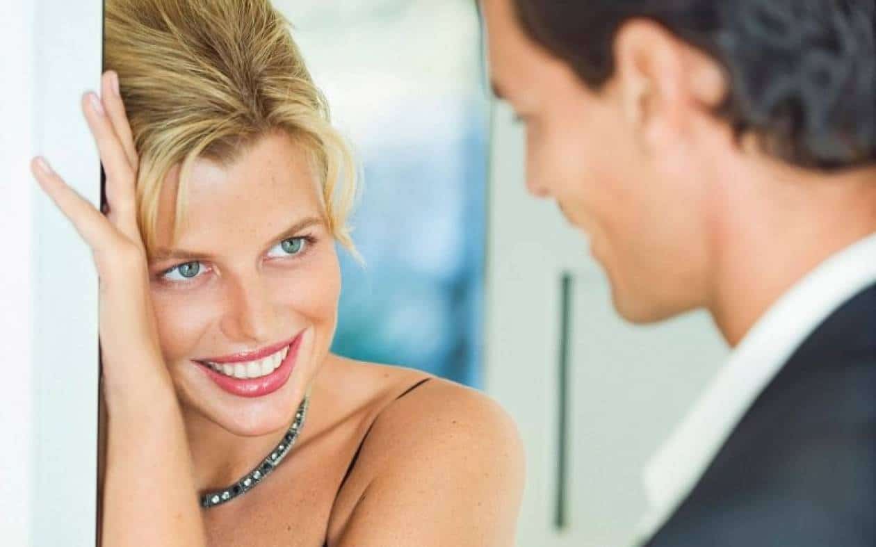 Συμβουλές ειδικών για να κάνεις έναν άνδρα να σε ερωτευτεί
