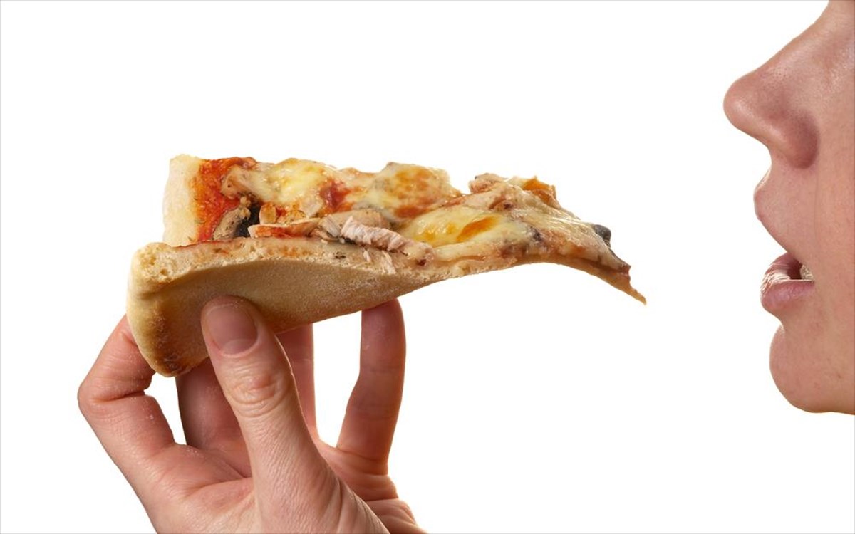 Σεφ προτείνει τρόπο για να τρώμε την πίτσα