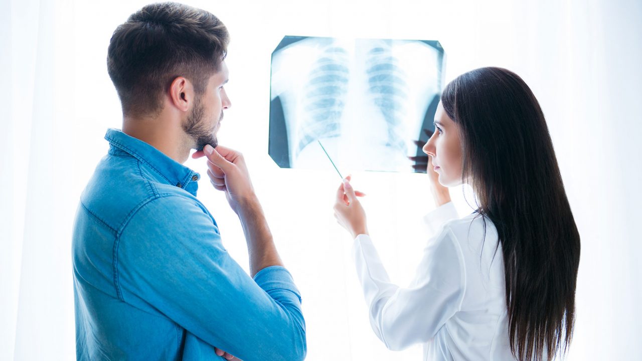 Ο ύπουλος καρκίνος του πνεύμονα: συμπτώματα που ίσως αγνοείτε
