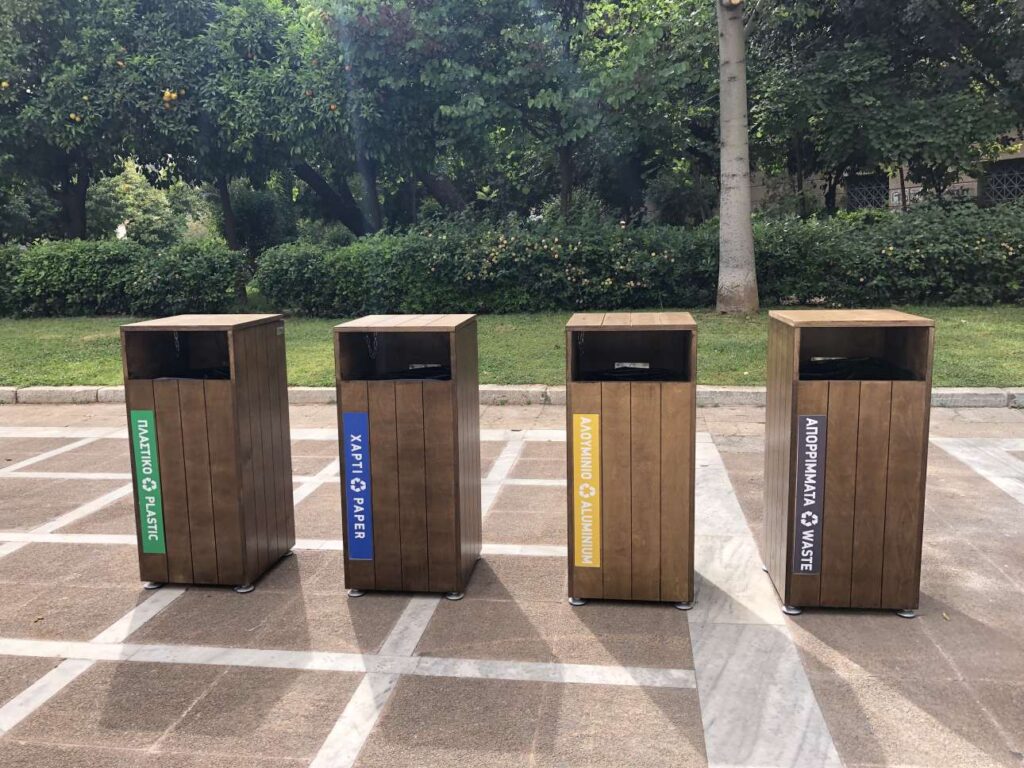 Δήμος Αθηναίων: Ξύλινοι κάδοι για ρούχα και βιβλία θα τοποθετηθούν σε κεντρικά σημεία την πόλης