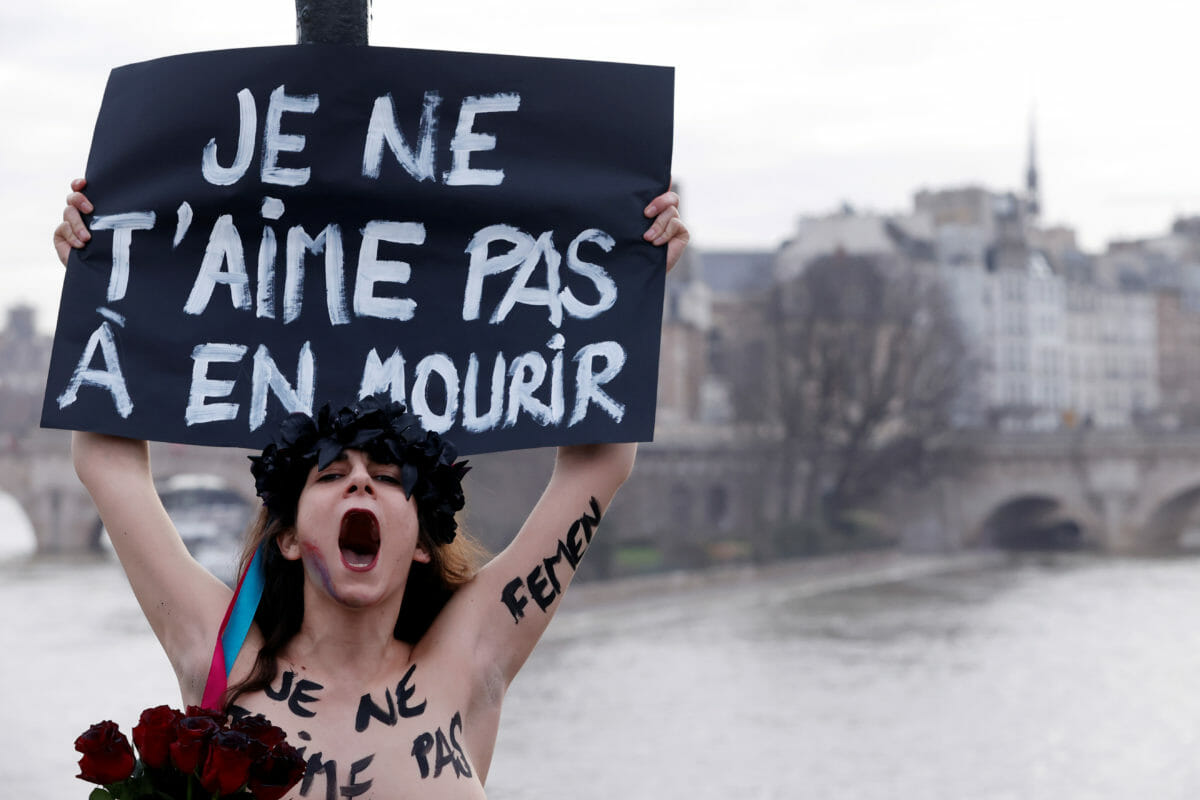 Παρίσι: Ακτιβίστριες αλυσοδέθηκαν γυμνόστηθες κατά της βίας των αντρών