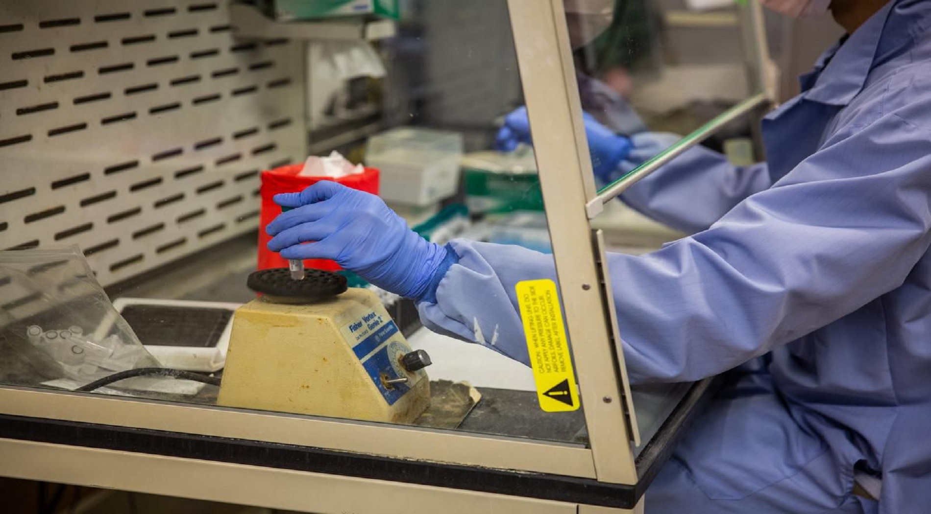 Καναδοί ερευνητές αναπτύσσουν φορητό εργαστήριο διάγνωσης κοροναϊού
