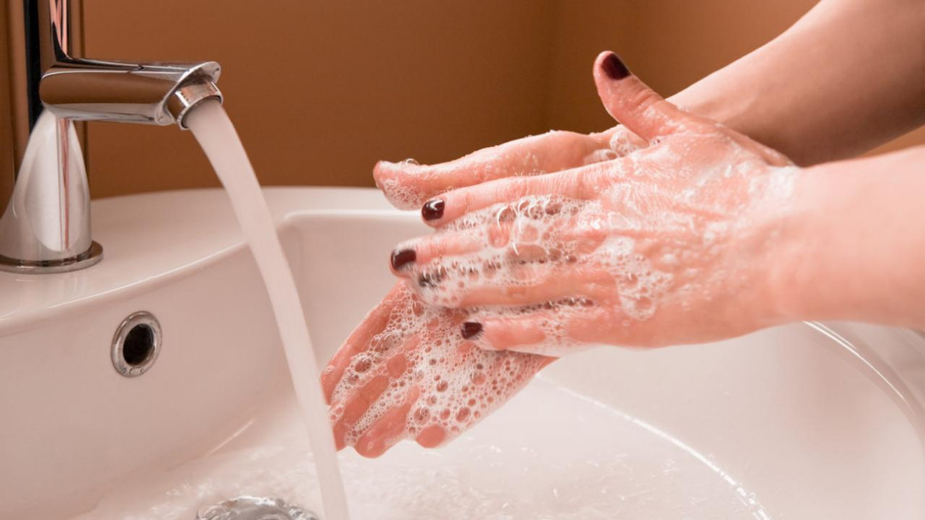 Ειδικός εξηγεί αν η κρέμα χεριών μετά το πλύσιμο εξουδετερώνει την αντισηψία