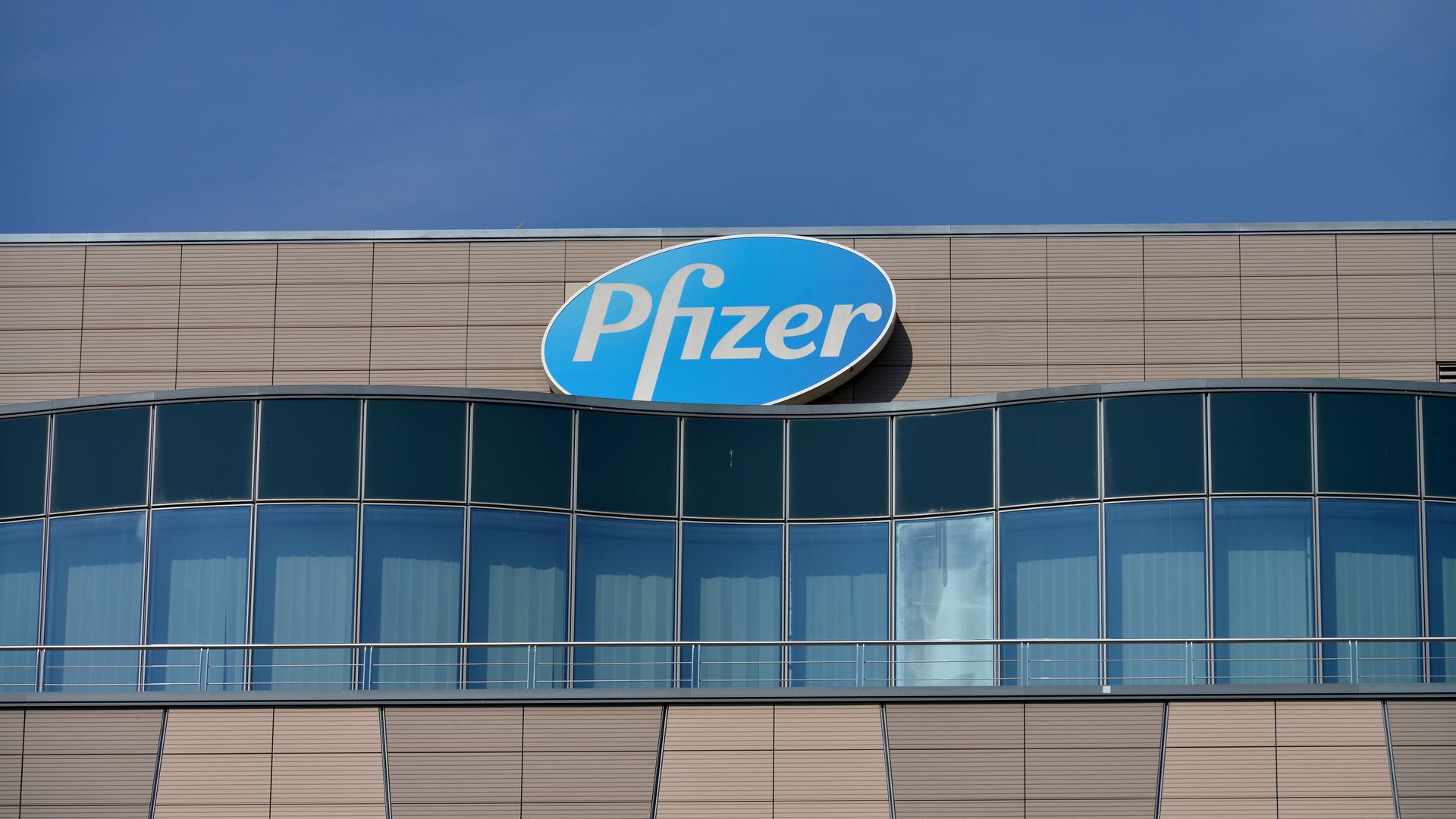 Pfizer Hellas : Δωρίζει 100 monitors για Μ.Ε.Θ. και 100.000 μάσκες