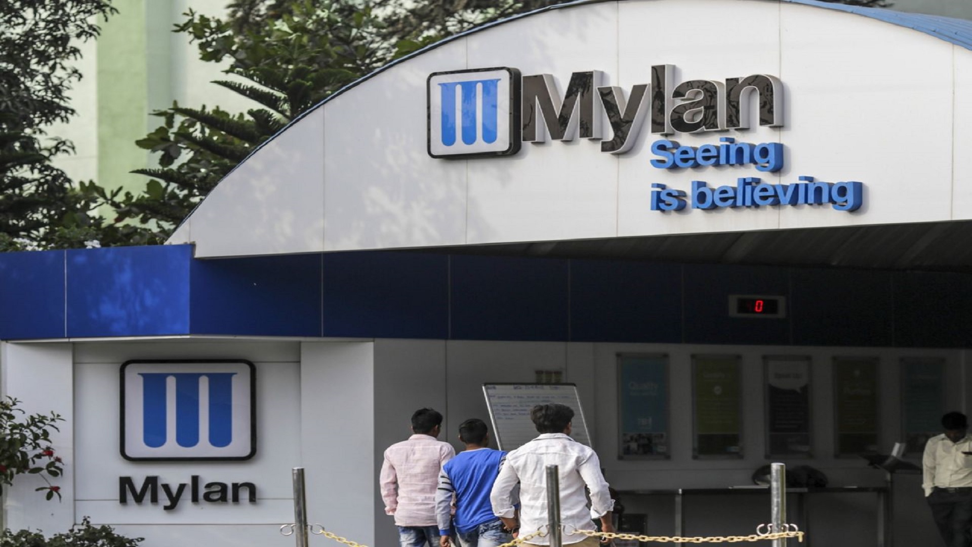 Η Mylan σχεδιάζει δωρεές υδροξυχλωροκίνης μετά από επιτάχυνση στην παραγωγή της