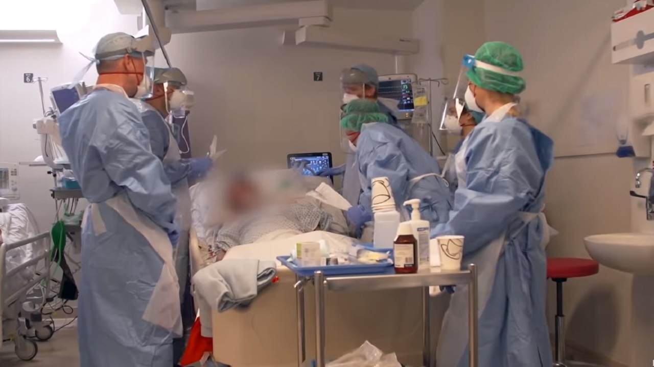 Γιατροί έσωσαν δύο ασθενείς με Covid -19 εφαρμόζοντας πειραματική μέθοδο