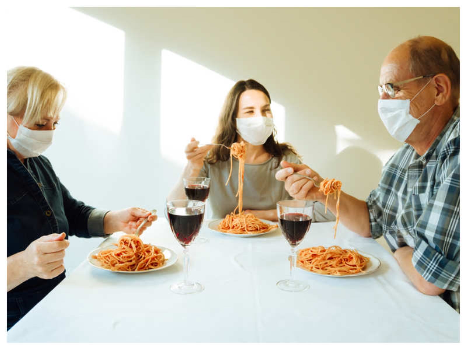 Отсутствие вкуса и запаха. Люди в масках за столом. Человек обедает. Обоняние еды. Отсутствие вкуса.