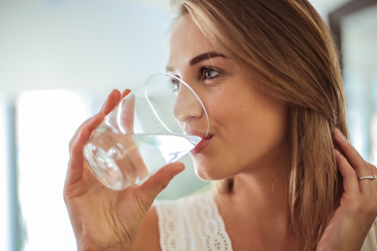 Νερό: Πώς θα καταφέρει να πίνεις δύο λίτρα κάθε μέρα