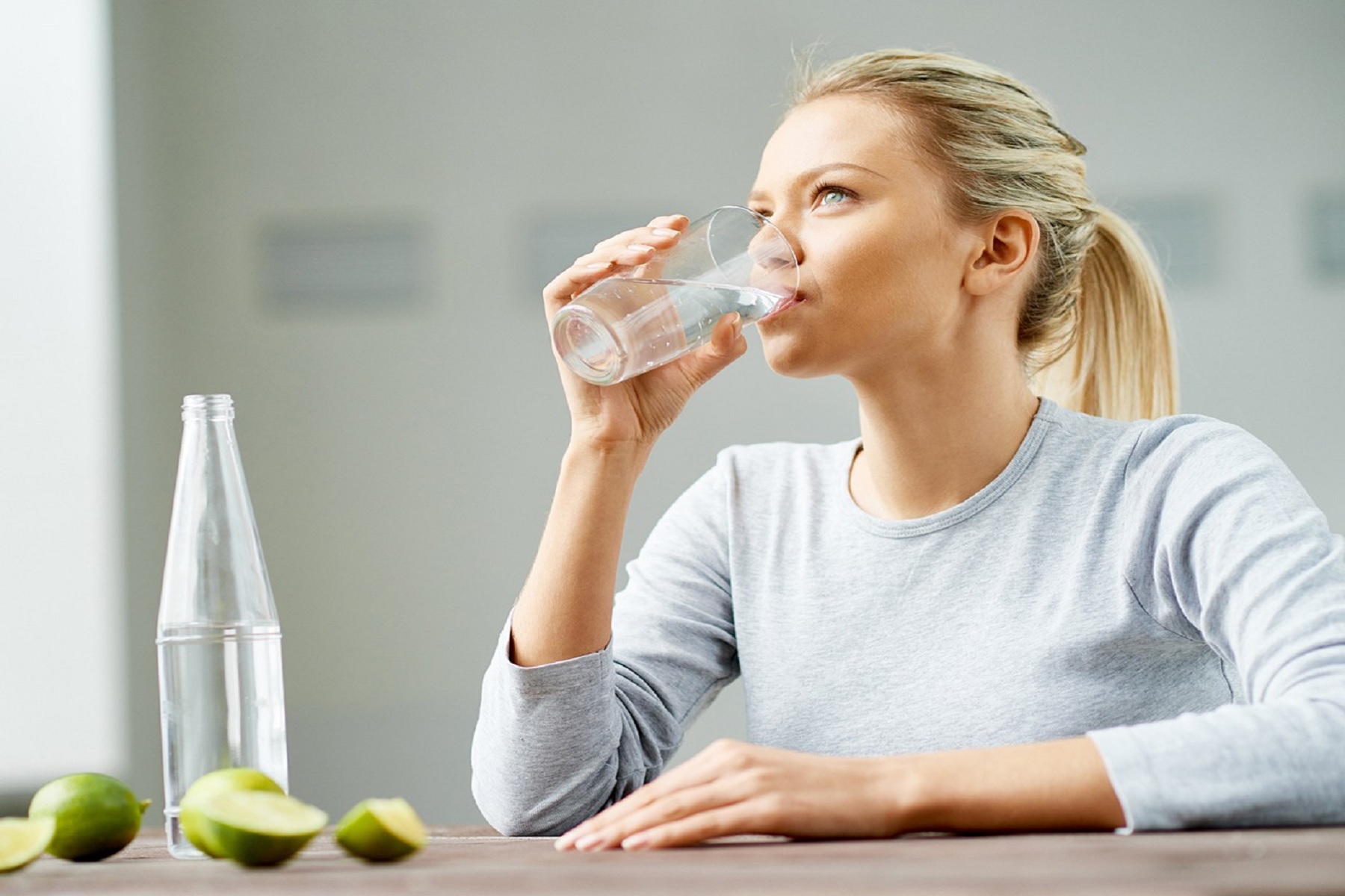Νερό οφέλη οργανισμός: Πιείτε ένα ποτήρι όταν ξυπνάτε