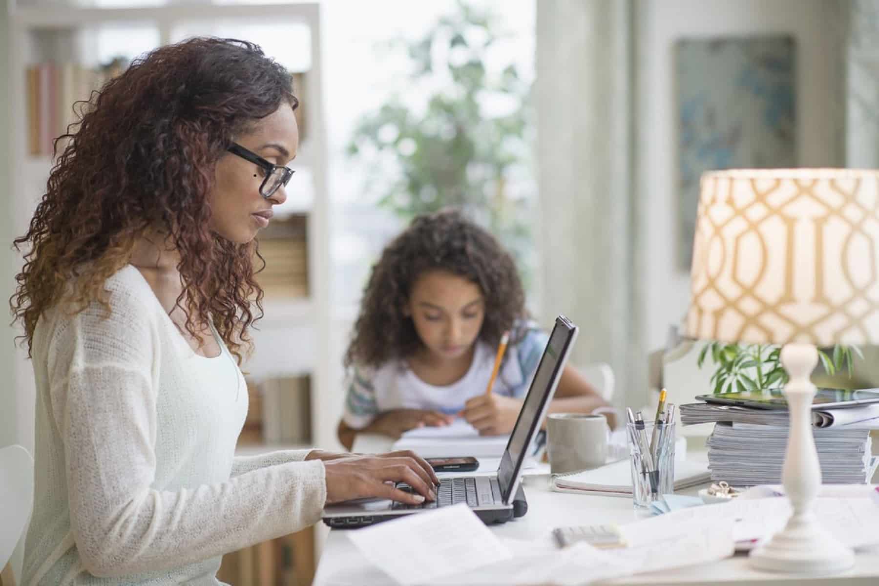 Burnout Εργασία: Παγίδα η εργασία από το σπίτι αν δεν την προσέξετε