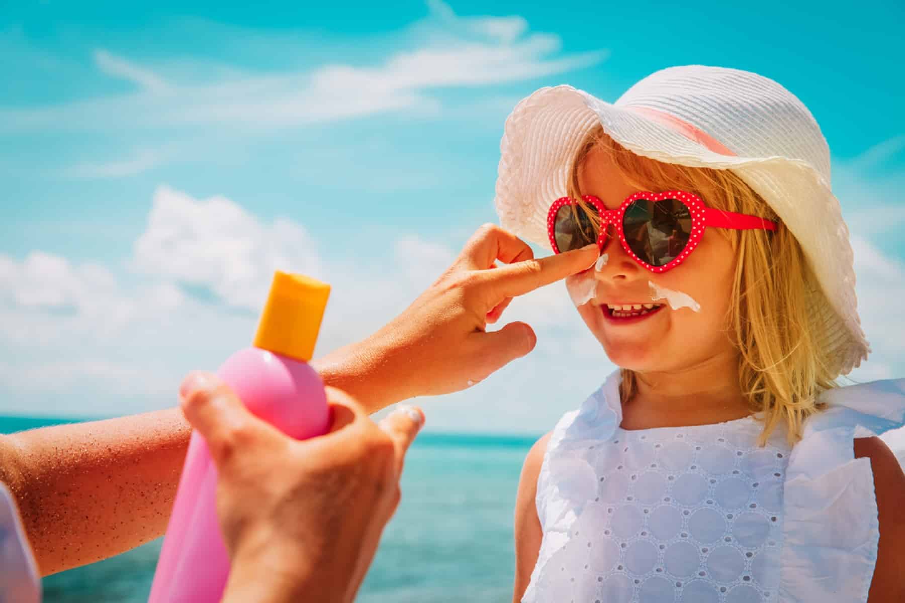 Βρεφικό δέρμα και θάλασσα: Οι βασικές πληροφορίες για την αντηλιακή προστασία