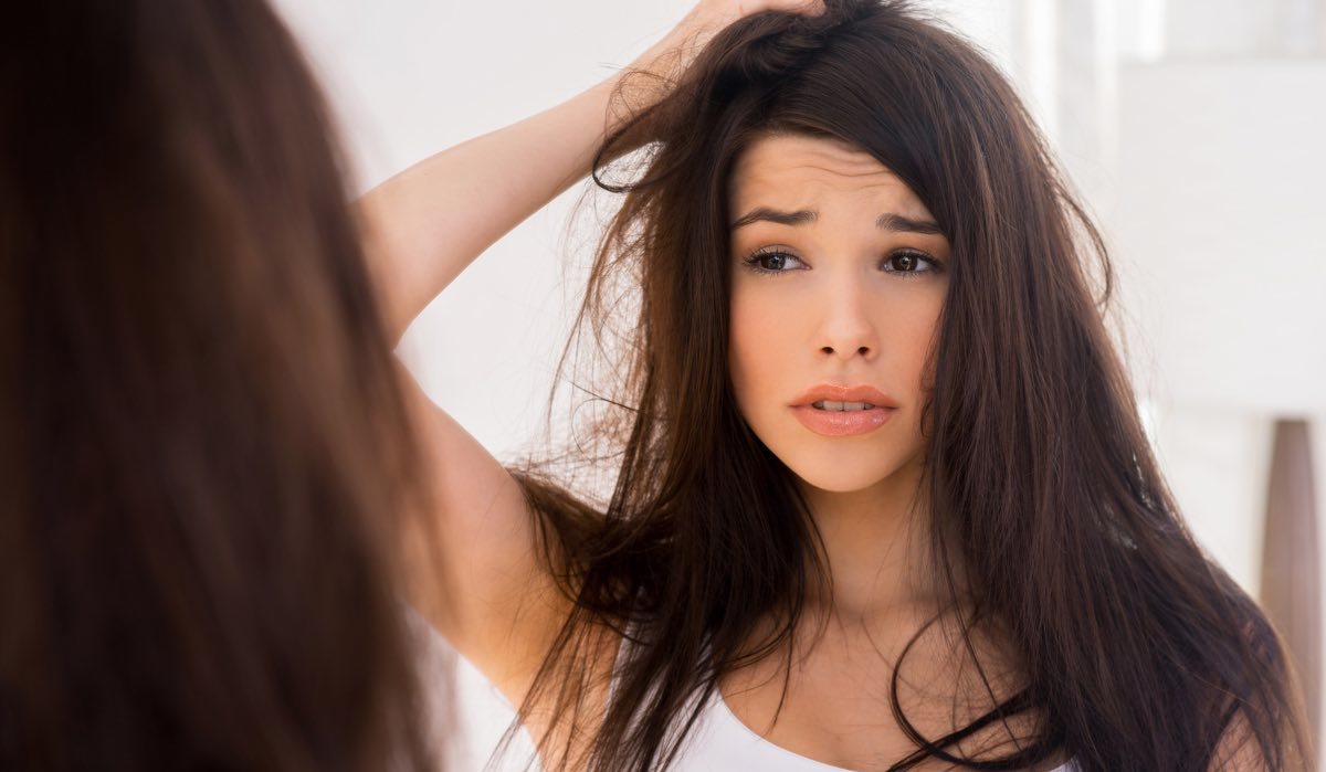 Λιπαρά μαλλιά: Δες πώς θα αντιμετωπίσεις τη λιπαρότητα