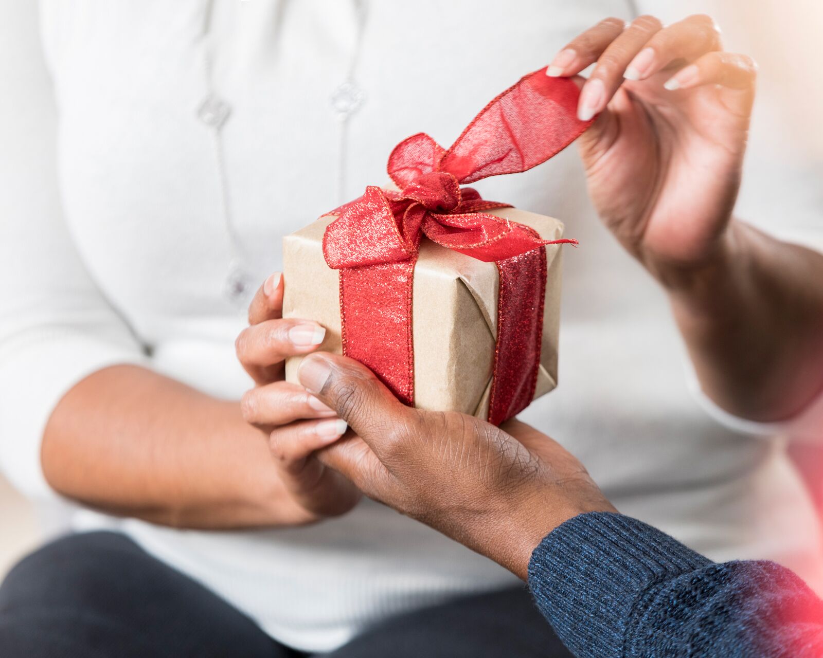 Σχέση δώρα: Τι σημαίνουν τα δώρα στη γλώσσα της αγάπης