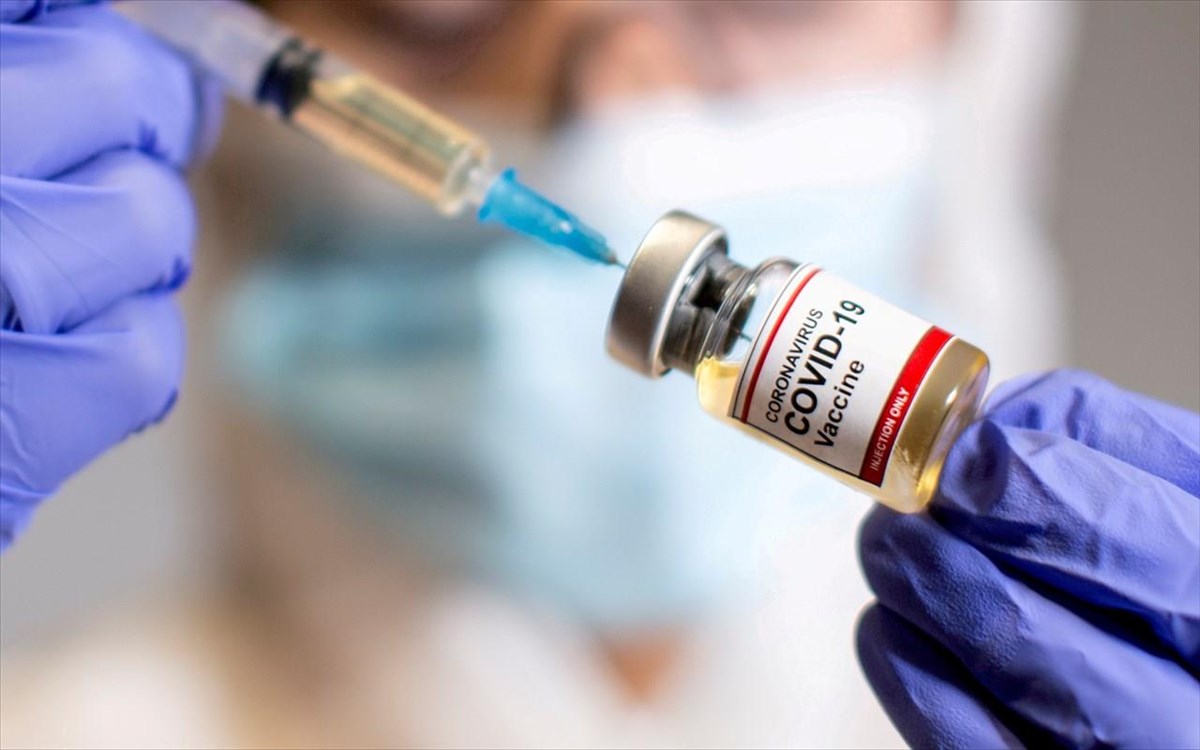 Πρεμιέρα εμβολιασμών: Με Σακελλαροπούλου, Μητσοτάκη, Τσιόδρα και Βαρουφάκη