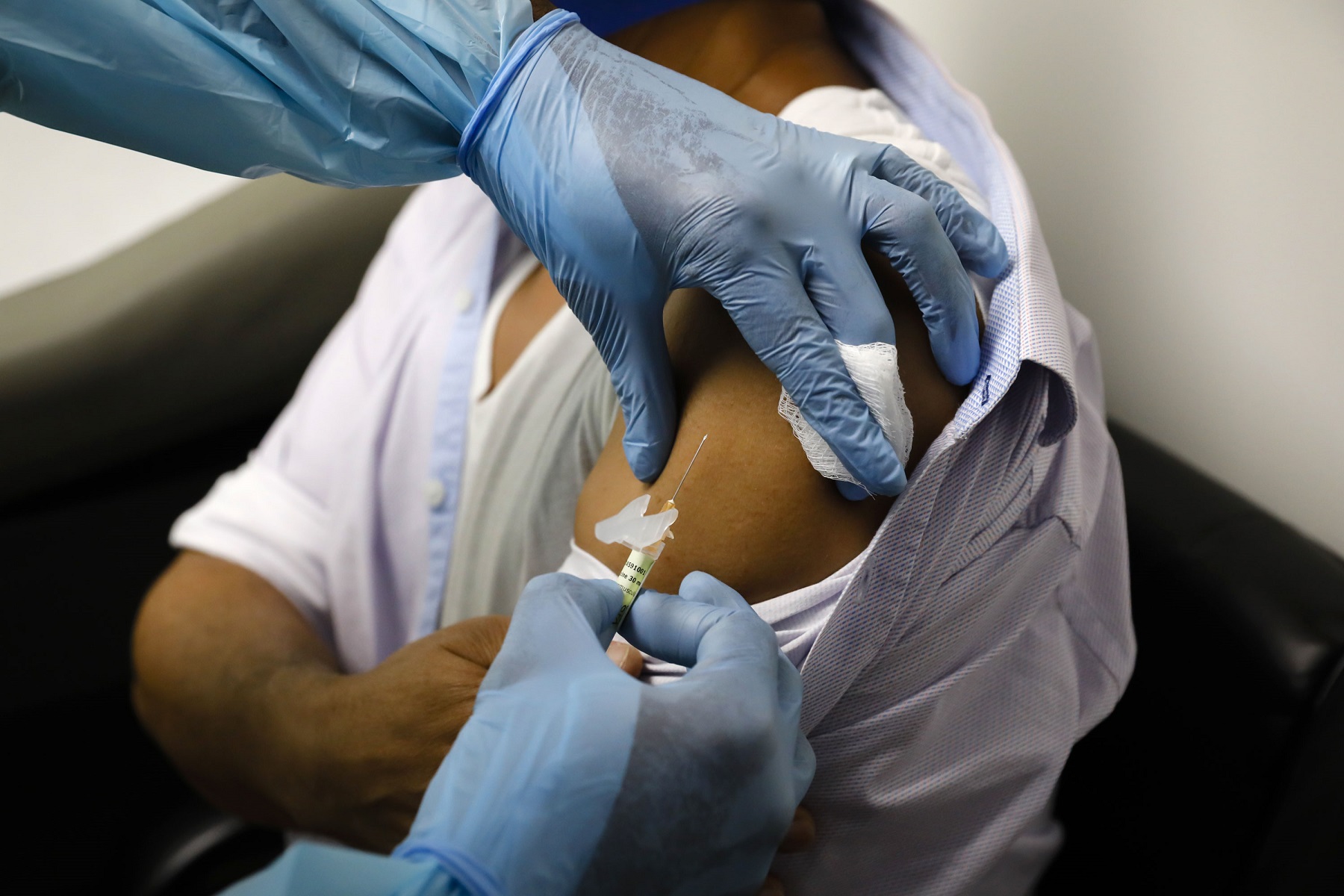 Εμβόλιο Παρενέργειες: Τι παρατηρήθηκε κατά τους πρώτους εμβολιασμούς σε ΗΠΑ και Βρετανία