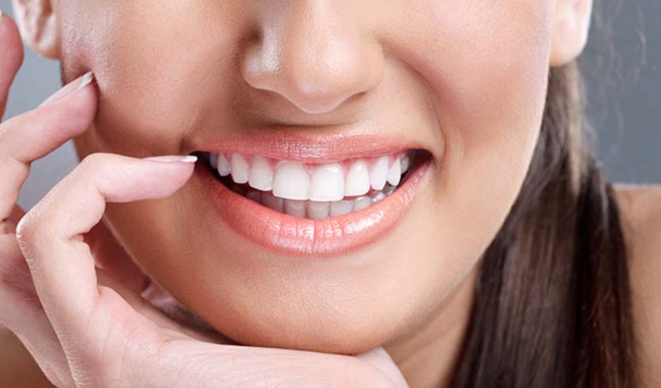 Λεύκανση δοντιών στο σπίτι: 2 φυσικοί τρόποι χωρίς χημικά